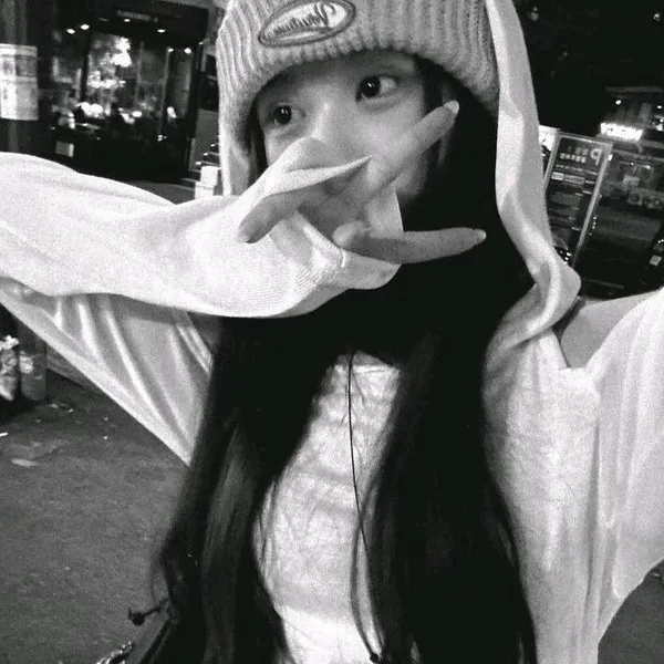 Ảnh đại diện Zalo ảnh đen trắng cô nàng nhẹ buồn