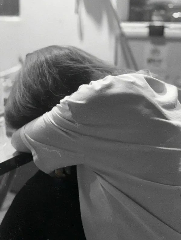 Ảnh hiển thị X ảnh đen trắng thiếu nữ lạnh lùng