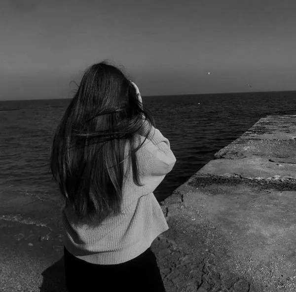 Hình đại diện Instagram ảnh đen trắng bạn gái u tĩnh