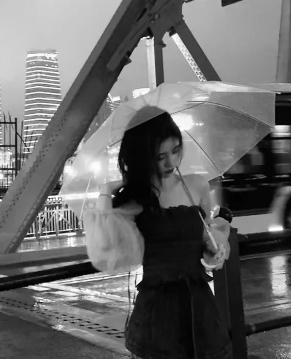 Ảnh profile TikTok ảnh đen trắng cô bé sâu sắc