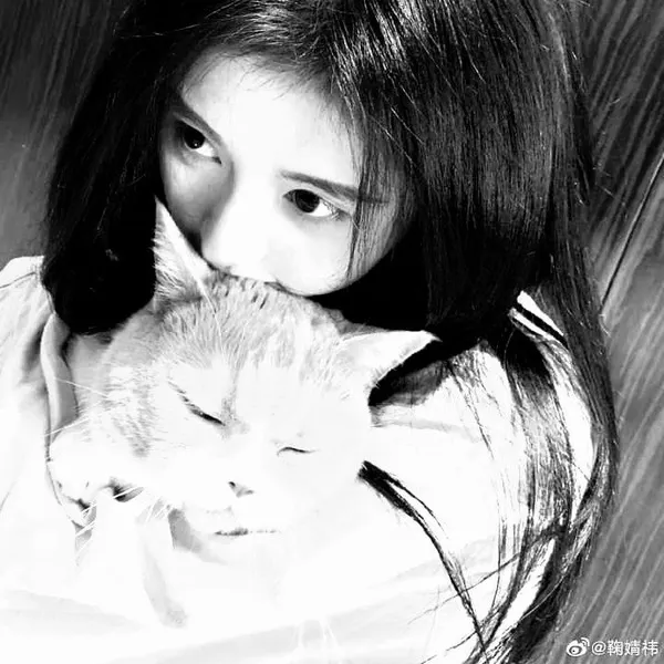 Ảnh profile TikTok ảnh đen trắng cô bé trầm sâu