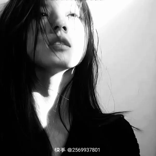 Hình profile Threads ảnh đen trắng cô bạn lạnh lẽo