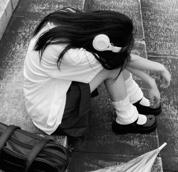 Avatar Facebook ảnh đen trắng cô em buồn man mác