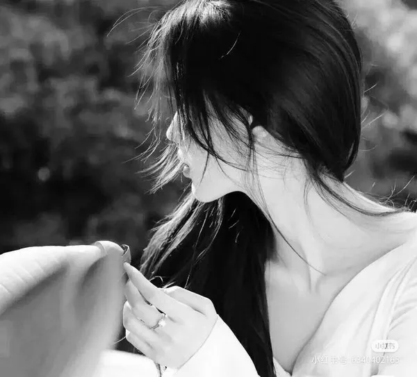 Ảnh trang cá nhân LinkedIn ảnh đen trắng con bé lạnh nhẹ