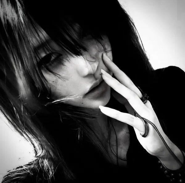 Ảnh trang cá nhân LinkedIn ảnh đen trắng con gái trầm