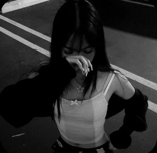 Avatar Facebook ảnh đen trắng cô em nhẹ buồn