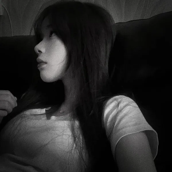 Hình đại diện Instagram ảnh đen trắng bạn gái sâu lắng