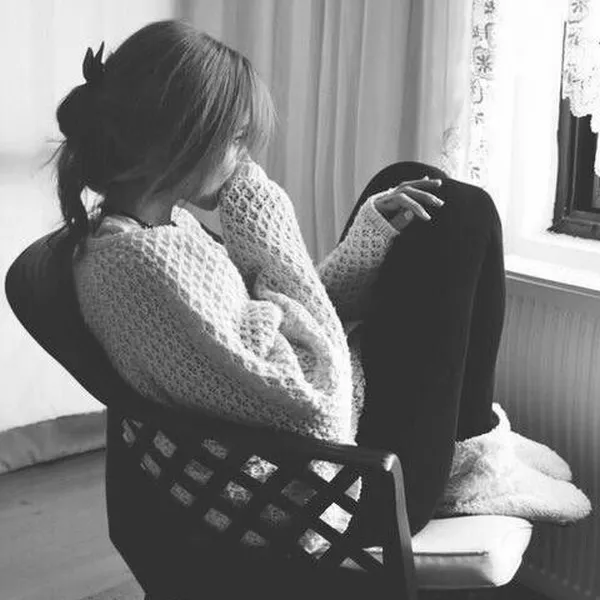 Ảnh cá nhân Pinterest ảnh đen trắng cô nhỏ cô đơn