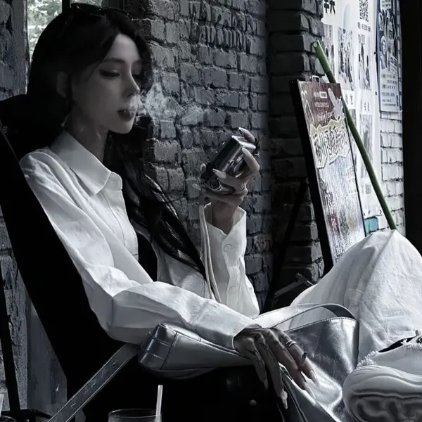 Ảnh cá nhân Pinterest ảnh đen trắng bé gái buồn nhẹ