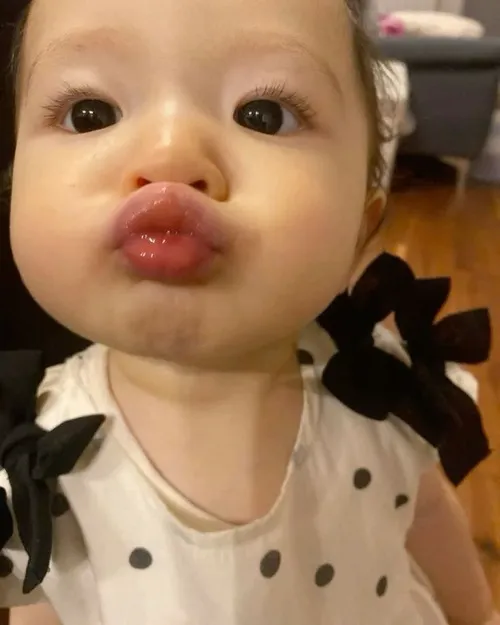 Khi biểu cảm lên tiếng: meme hôn ngọt ngào mà vui nhộn