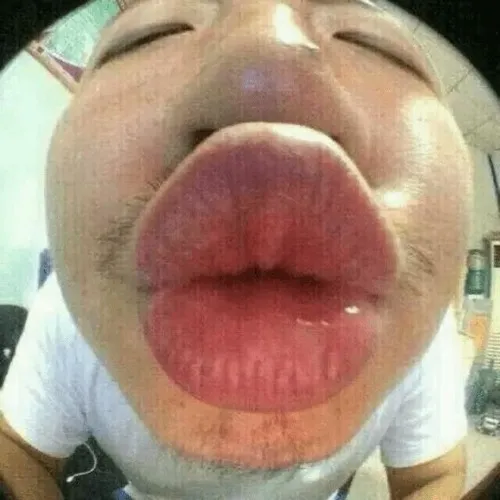 Ảnh chế hôn qua màn hình gợi cảm giác thân mật ảo.