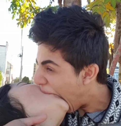 Hình meme hôn hụt khiến dân mạng bật cười vì ngộ nghĩnh.