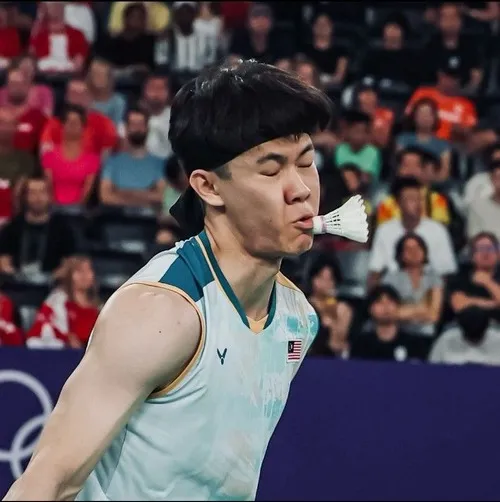 Meme chế trọng tài cười trộm sau cú đánh hụt