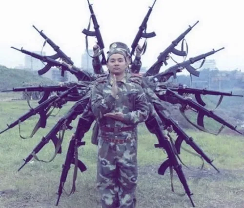 Hình chế súng chỉa vào màn hình đầy kịch tính