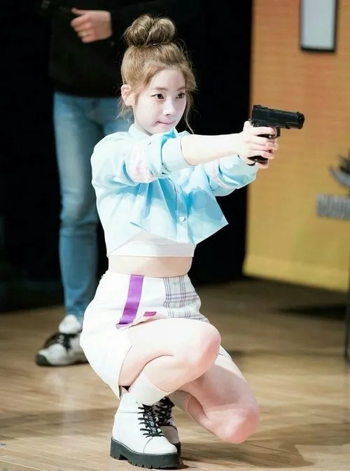 Hình chế vui súng và ánh nhìn dữ dằn