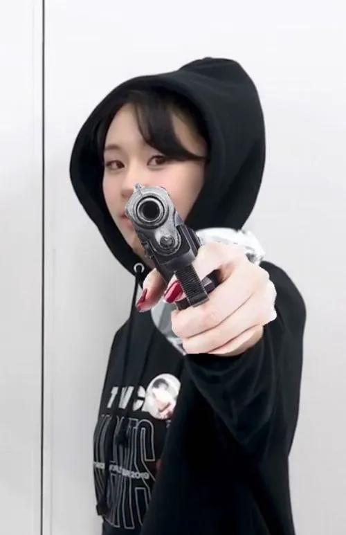 Ảnh chế vui cầm tiểu liên chỉa thẳng vào màn hình