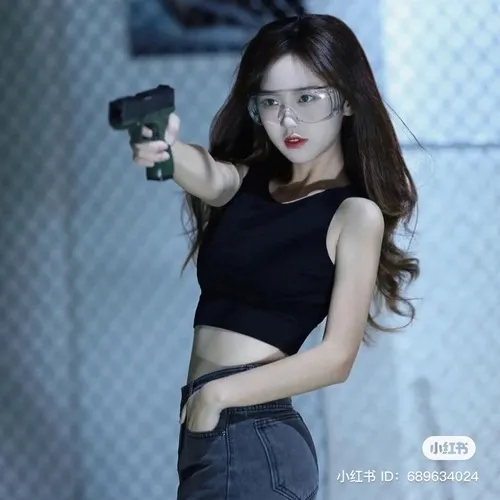 Khoảnh khắc troll bạn với súng lục và ánh nhìn lạnh lùng