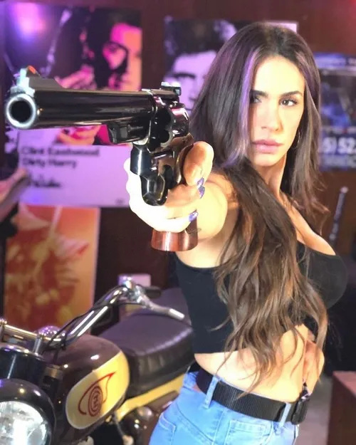 Meme bắn súng đối lập: Khi vừa đáng sợ vừa buồn cười đến khó tả