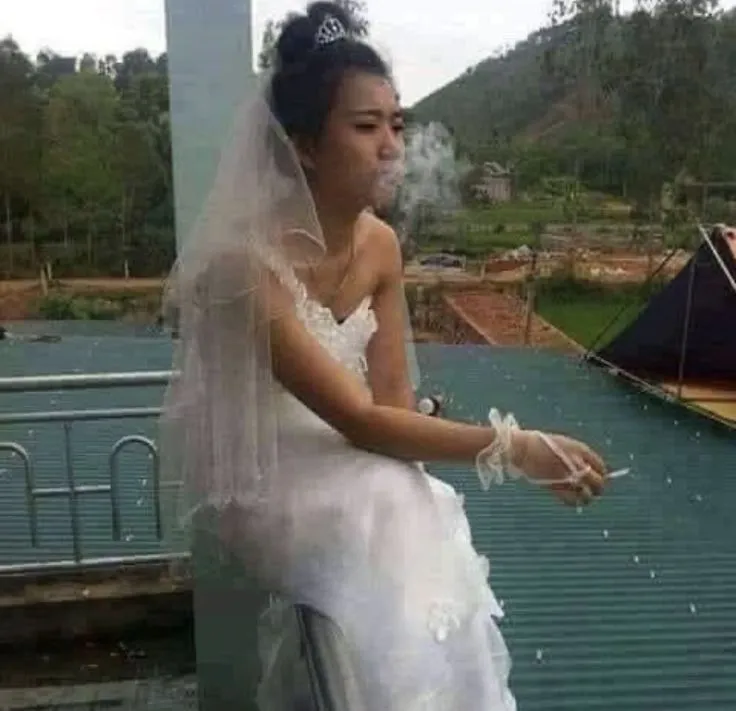 Hình troll ông chú hút thuốc lá tay run rẩy