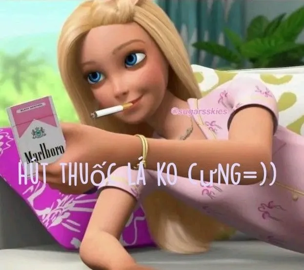 Hình chế ông lão phì khói tẩu thuốc nhìn trầm mặc