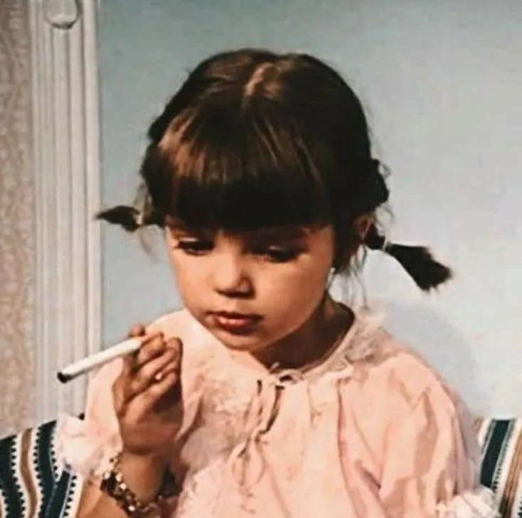 Meme chế cụ già hút thuốc tẩu gương mặt nhăn nhó