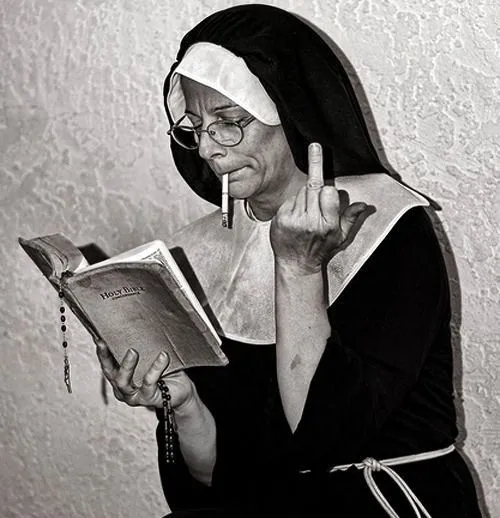 Ảnh vui châm điếu thuốc lá mặt tỉnh rụi