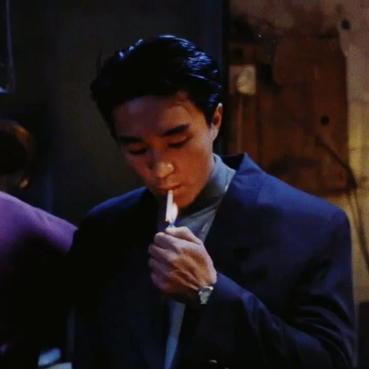 Meme hài ông anh hút thuốc lá dáng tập trung