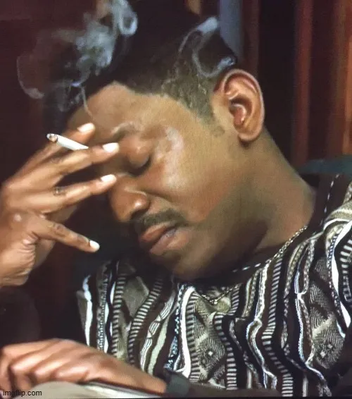 Meme hài châm điếu thuốc ánh mắt tò mò