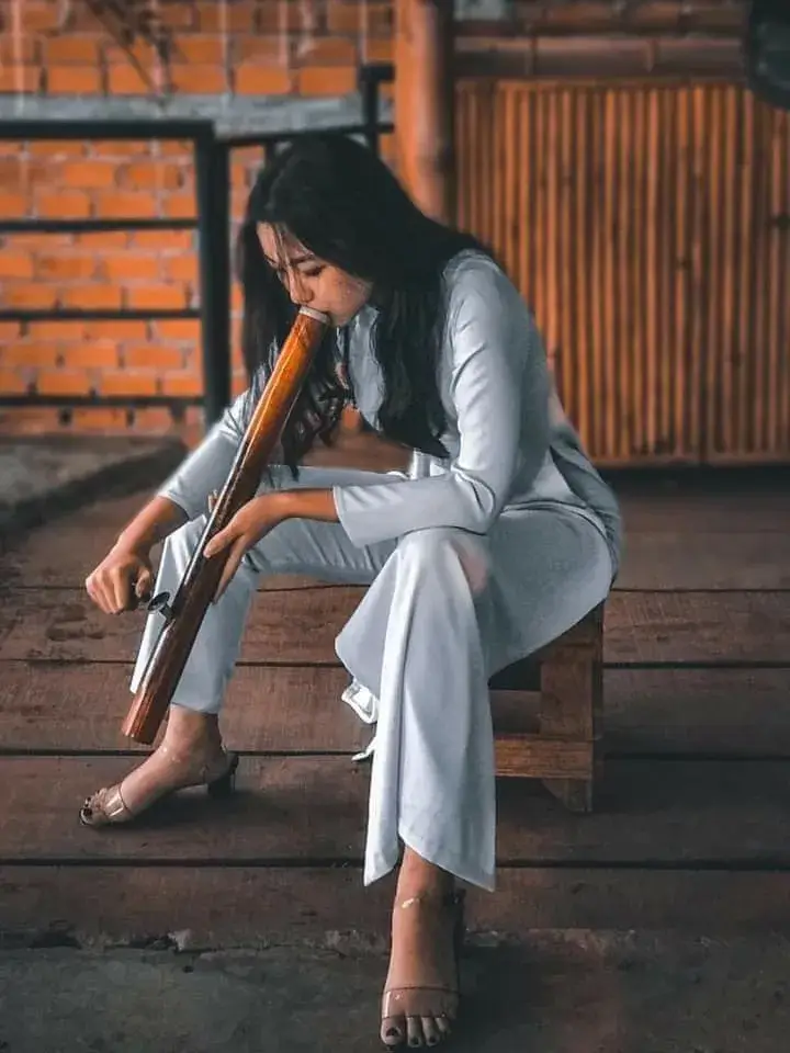 Ảnh hài nữ sinh hút thuốc lào