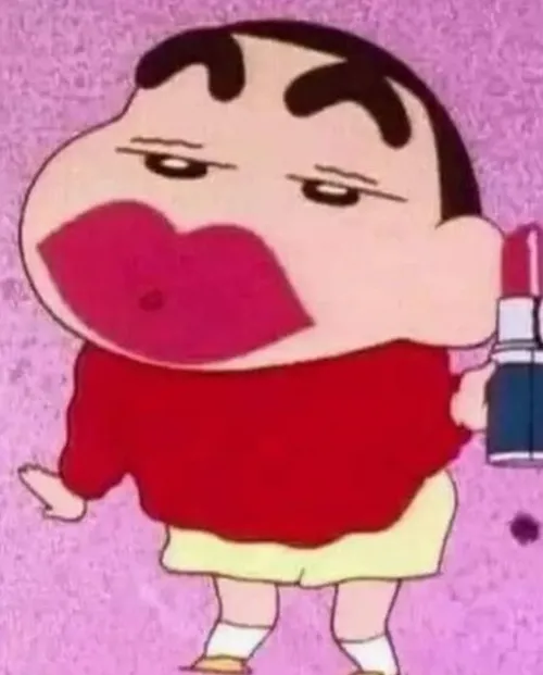 Meme hài Shin môi cong cực yêu, vibe ngọt ngào