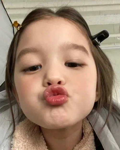 Hình chế em bé chu mỏ tinh nghịch, đáng yêu cực độ