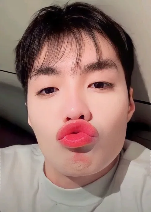 Ảnh troll môi cong cong, nhìn là muốn hôn liền