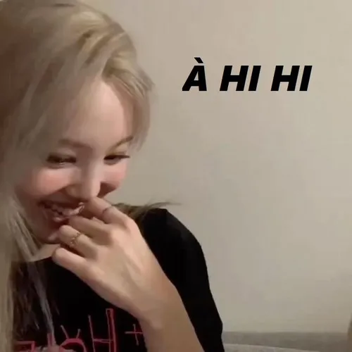 Ảnh vui biểu cảm vui thể hiện niềm vui nhẹ.