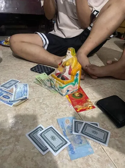 4 Ảnh chế đánh bài lật mặt nhanh hơn chia bài thật