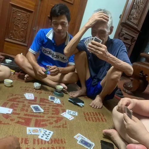 23 Hình chế chơi bài biểu cảm bất ngờ khi bluff