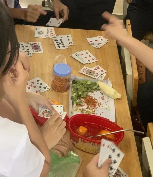 25 Meme đánh bài khoảnh khắc thua sạch mà vẫn ngầu