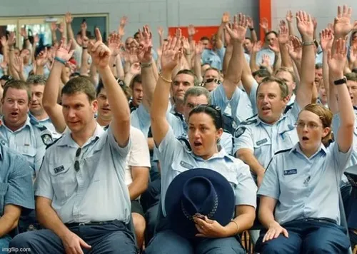 Meme giơ tay: biểu cảm lịch sự nhưng mặn mòi