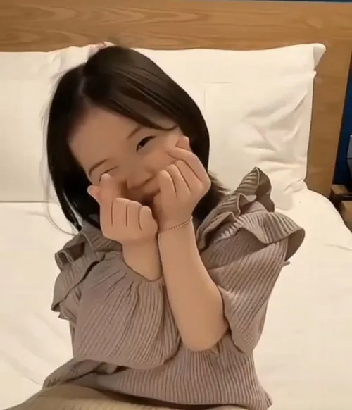 Meme biểu cảm bé tự nhiên như sao nhí Seoul