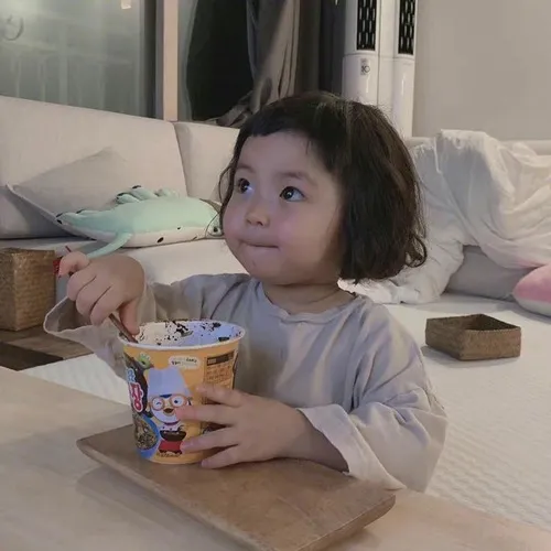 Meme vui bé diện đồ Hàn dễ thương