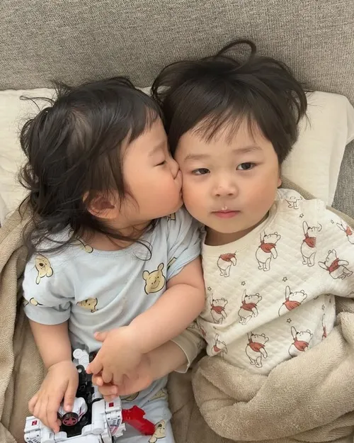 Meme hôn kiểu “thơm cái cho hết giận”