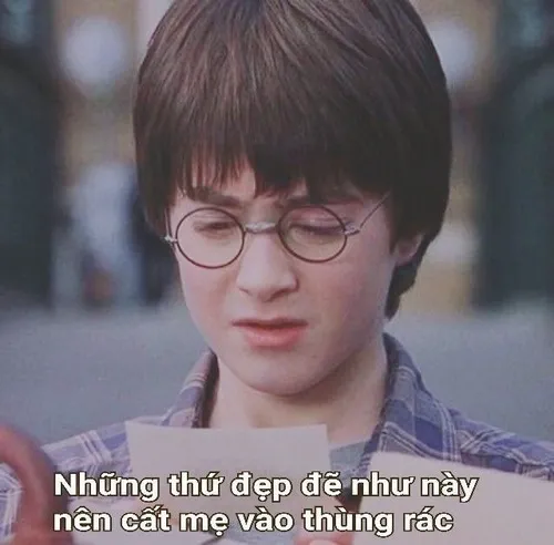 Hình chế gương mặt hạ thấp lạnh lùng