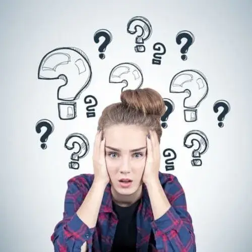 Meme biểu cảm ôm mặt như đang tính toán