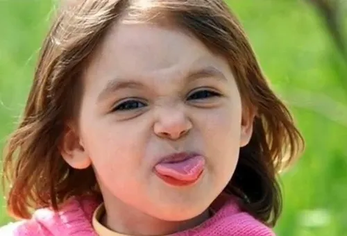 Meme hài lưỡi thè ra khiến ai cũng nhận diện.