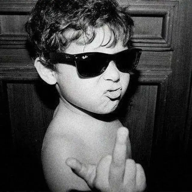 Ảnh hài ngón giữa mang sắc thái dí dỏm