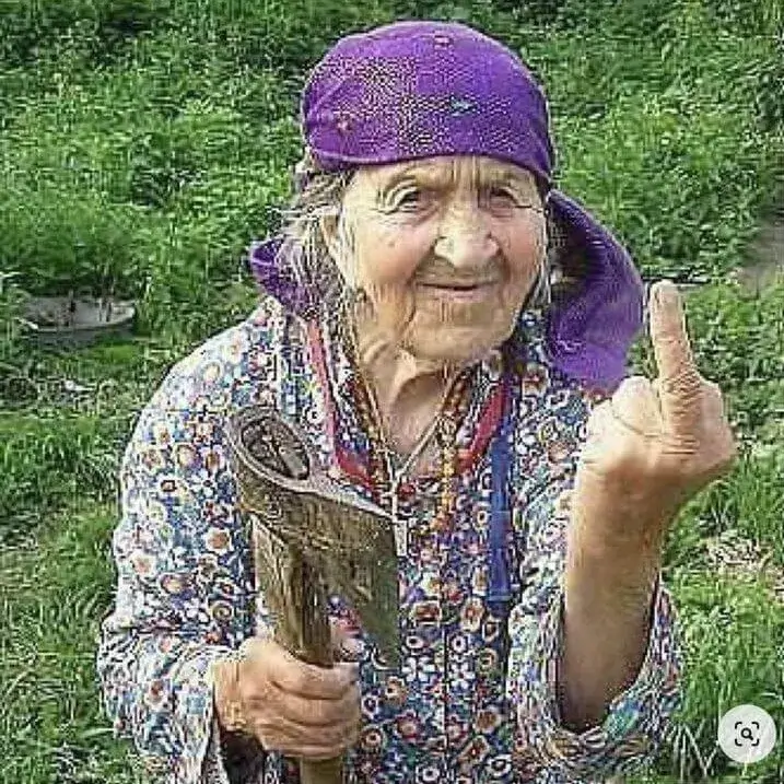 Ảnh chế bà già dơ ngón giữa bày tỏ thái độ hài