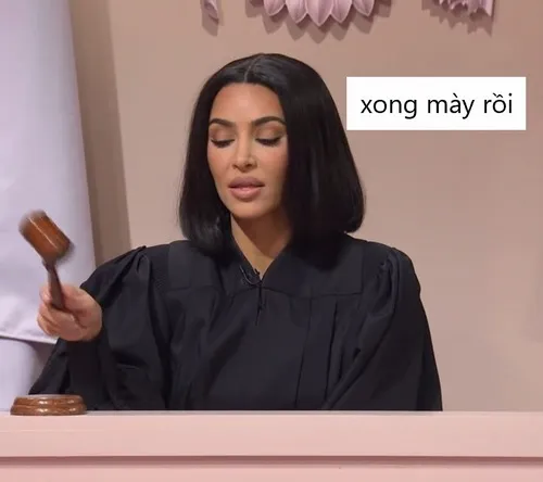 Ảnh vui luật sư chỉ tay phản bác đầy kịch tính