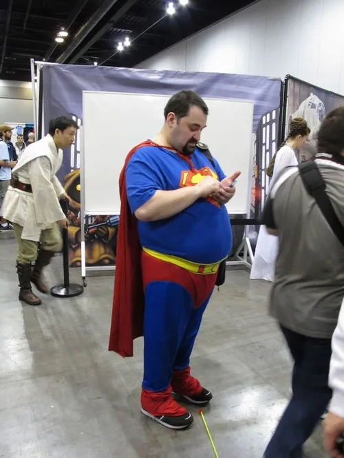 Meme vui Super man cứu mèo trên mái nhà.