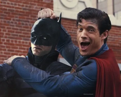 Ảnh chế Superman viral: Khi biểu tượng công lý bị biến thành nhân vật hài