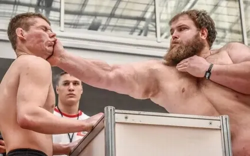 Meme vả lưng siêu thực, biểu cảm nhìn là cười