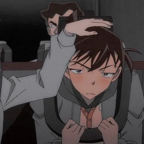 Meme xoa đầu cùng ánh mắt ngại ngùng tạo vibe ngọt lịm.